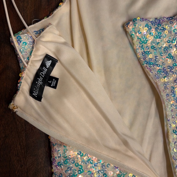 Missguided Doll Iridescent One-Shoulder Sequin Mini Dress - Picture 4 of 7